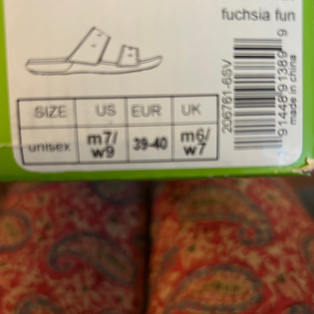 NWT! Crocs Fuchsia Fun Classic Sandals. Women’s Size 9. Includes 2 Charms. - Picture 13 of 16